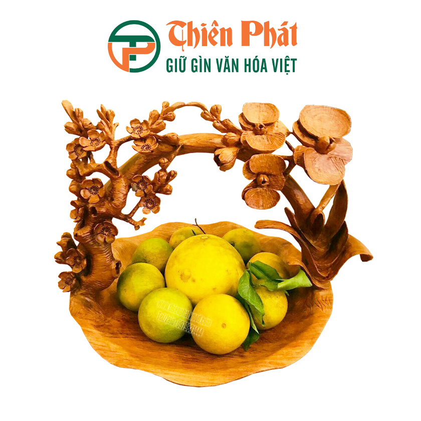 khay mỹ nghệ được chạm khắc từng cánh hoa, nhành lá một cách tỉ m