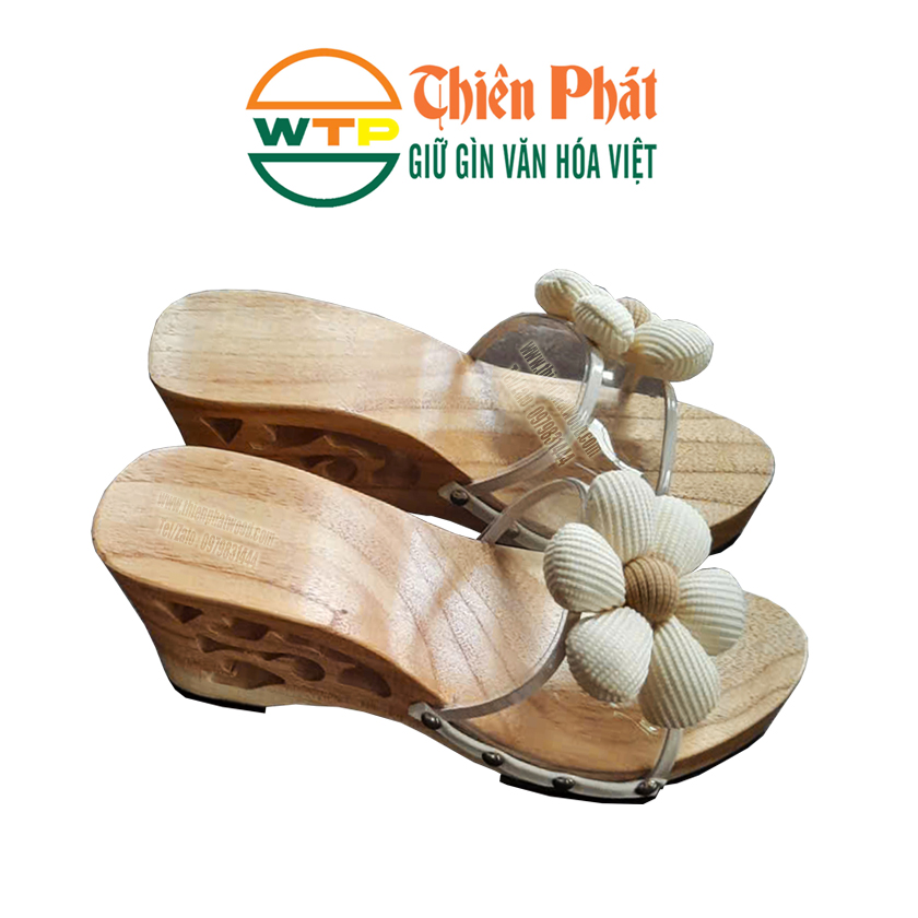 guốc gỗ cho nữ cao 7cm với thiết kế quai nhựa trong đính hoa vải bản to
