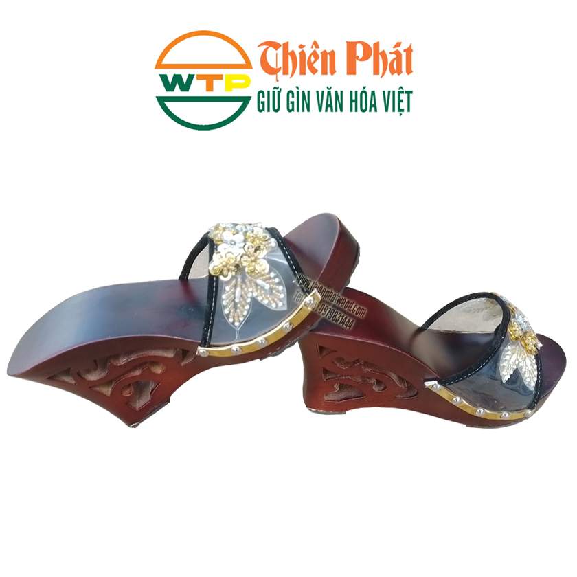 guốc mộc làm từ gỗ xoan được sơn màu nâu đỏ sẫm đẹp mắt, quai nhựa trong đính hoa lấp lánh