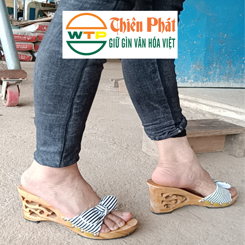guốc mộc nữ cao 7cm làm từ gỗ xoan với thiết kế quai sọc trắng đen đính nơ duyên dáng