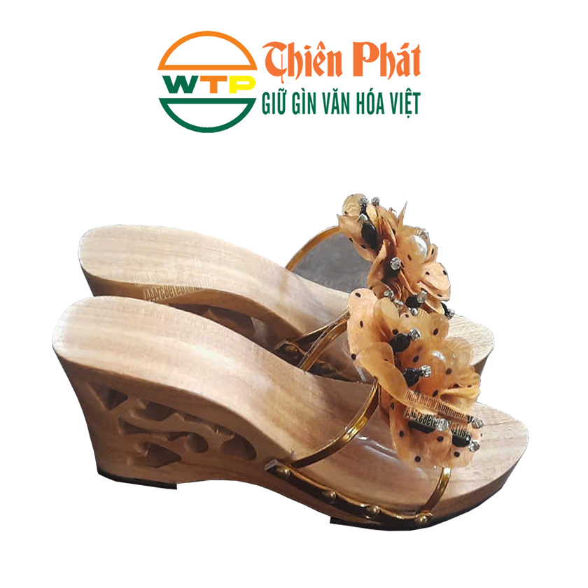 guốc gỗ lọng rỗng phần đế đầy nghệ thuật